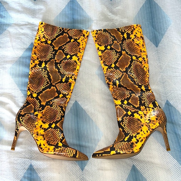 Kinga Women’s Python Print Synthetic Boots Size 7.5 - Picture 2 of 3